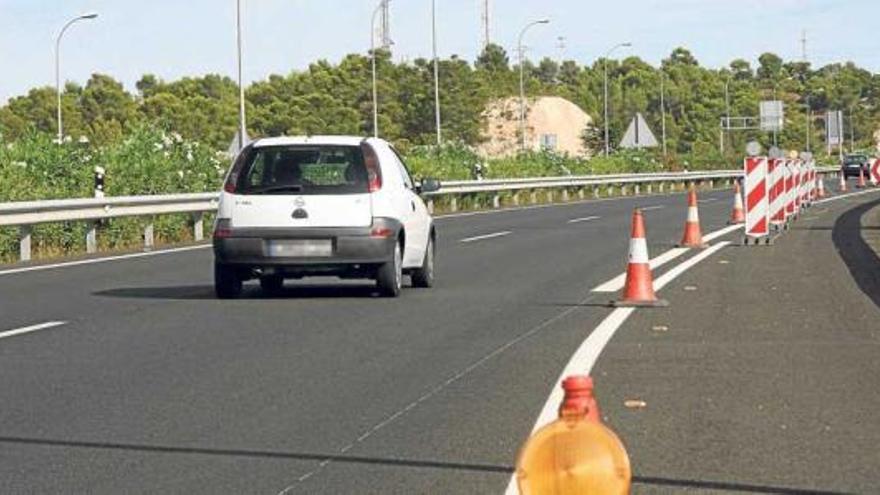 Uno de los carriles de la autovía en dirección a Alicante permanece cortado desde hace cuatro meses, como se puede comprobar en la imagen captada ayer.