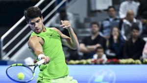 17 February 2026, Qatar, Doha: Spanish tennis player Carlos Alcaraz in action against Frances Arthur Rinderknech during their mens singles round of 32 match of the 2026 Qatar Open tennis tournament. Photo: Noushad Variyattiyakkal/SOPA Images via ZUMA Press Wire/dpa Noushad Variyattiyakkal/SOPA Ima / DPA 17/02/2026 ONLY FOR USE IN SPAIN