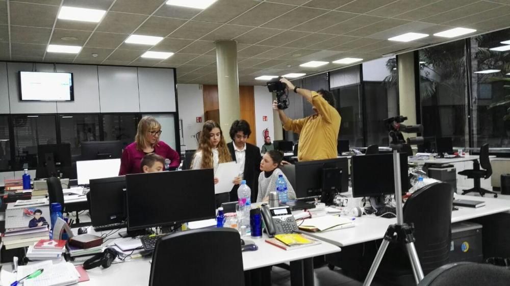 Alumnos del Instituto Son Pacs ruedan en la redacción de Diario de Mallorca