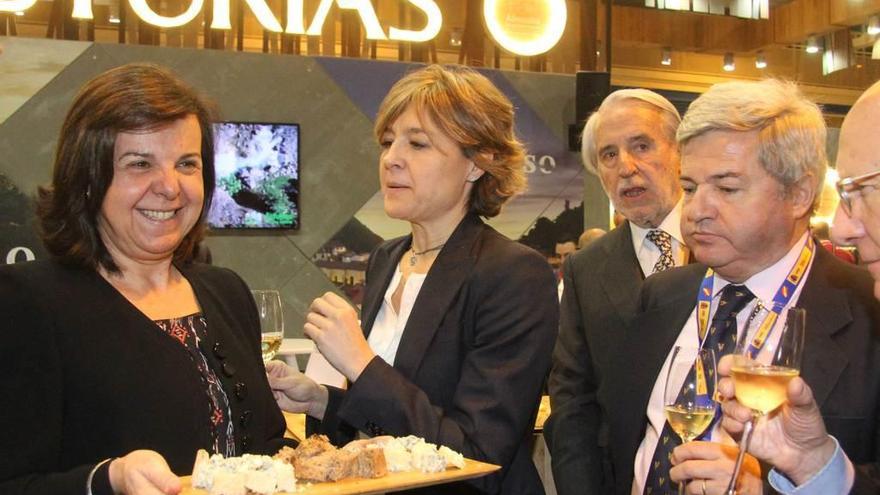 La consejera María Jesús Álvarez ofrece queso a la ministra de Agricultura, Isabel García Tejerina, en el stand asturiano.