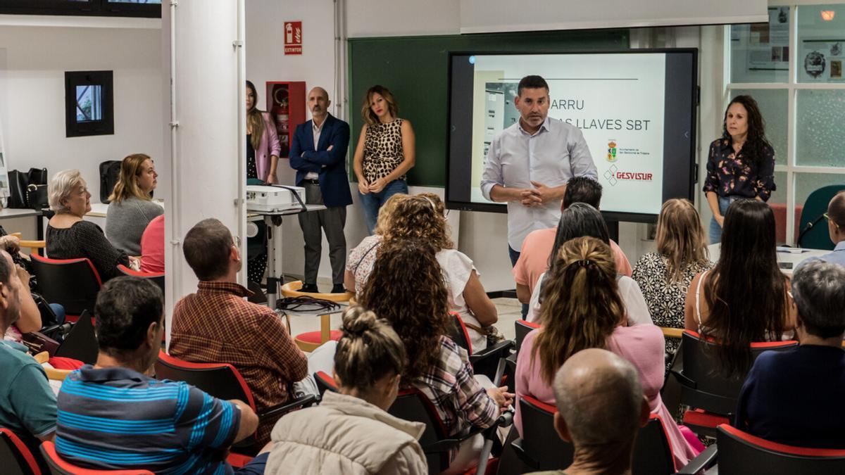 Alejandro Marichal y Lucía Jiménez explican el proyecto a los vecinos