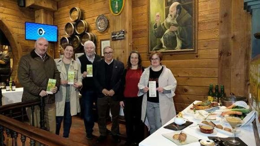 Fernando Pintueles, Lidia de la Lama, Juan Permuy, Aníbal Vázquez, Patricia García y Beatriz Flórez, ayer, en La Violeta.