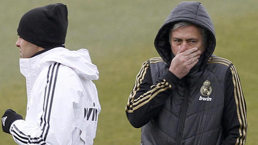 Jose Mourinho y Kaká, durante un entrenamiento del Real Madrid, el pasado martes.