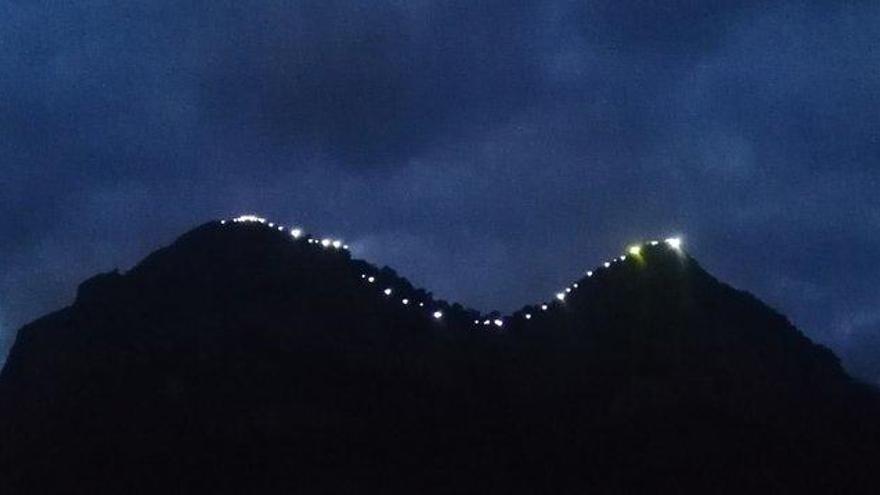 Llums per la llibertat ilumina las montañas de sa Gúbia, son Nasi y el Castell de Alaró