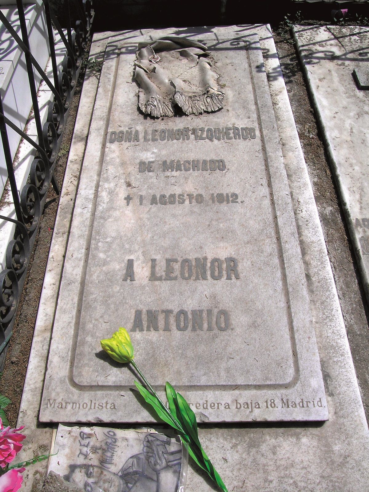Tumba de Leonor Izquierdo, esposa de Antonio Machado, en el cementerio junto a la iglesia de Nuestra Señora del Espino.