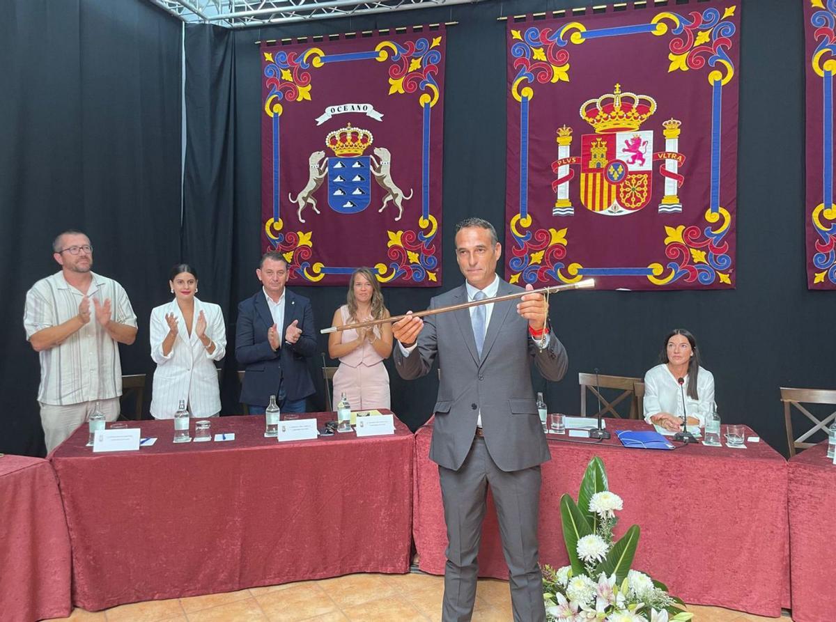 Alfredo Villalba, con el bastón de mando tras ser elegido alcalde de Haría. Detrás, los cuatro concejales de Compromiso por Haría