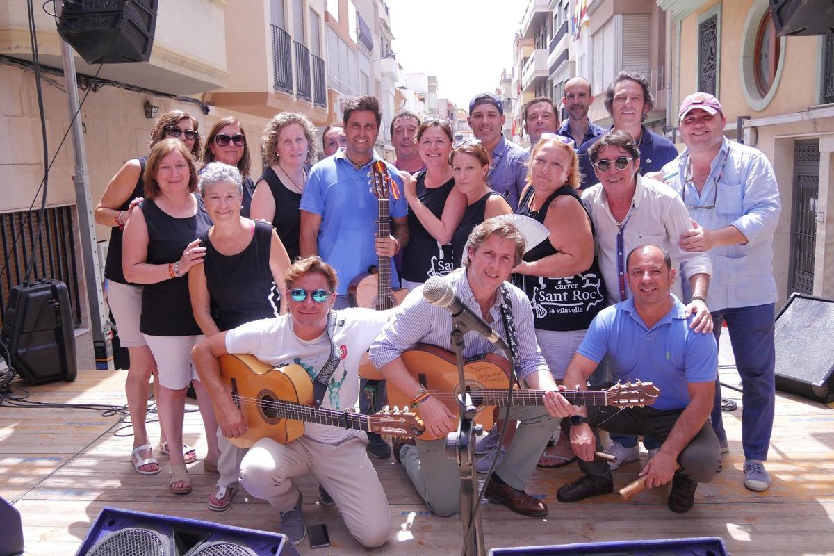 El hijo de Paquirri, con miembros de la Comisión de Sant Roc de la Vilavella.