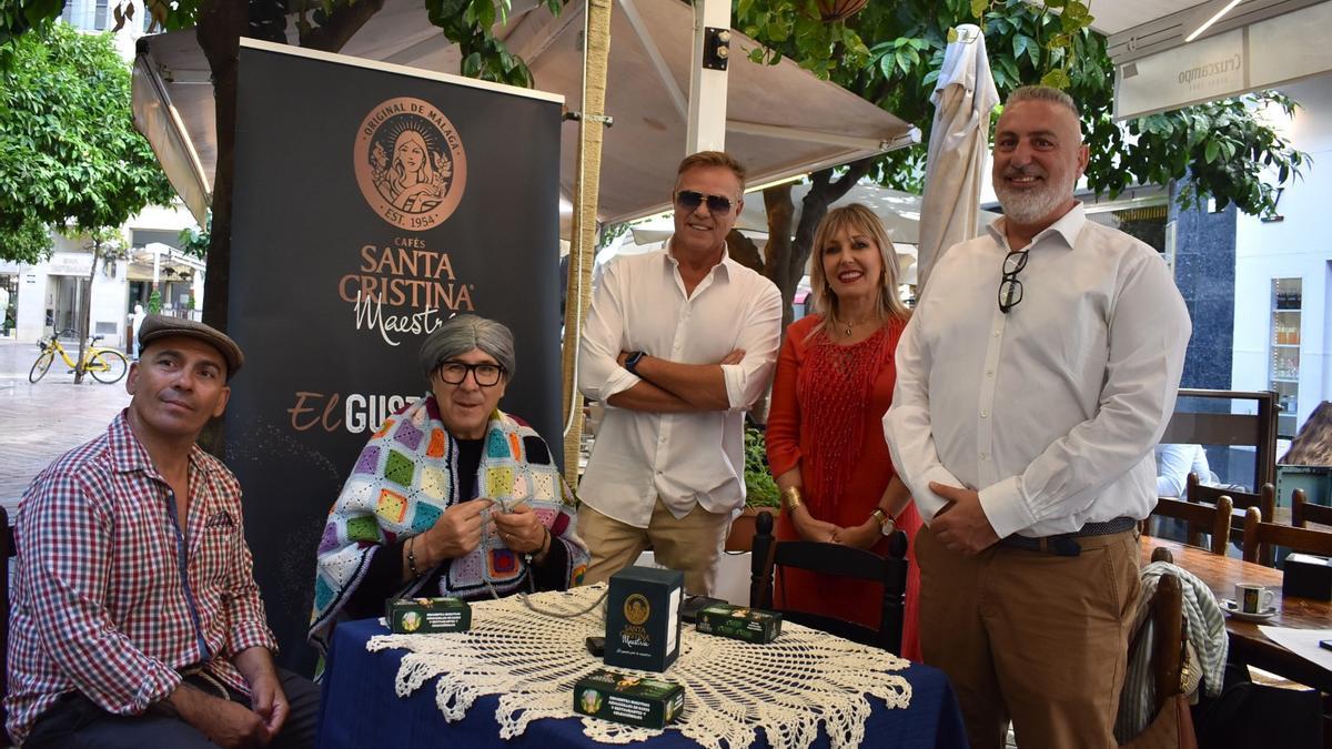 Presentación de la iniciativa de poner frases de sabiduría popular de Málaga en los sobres de azúcar.
