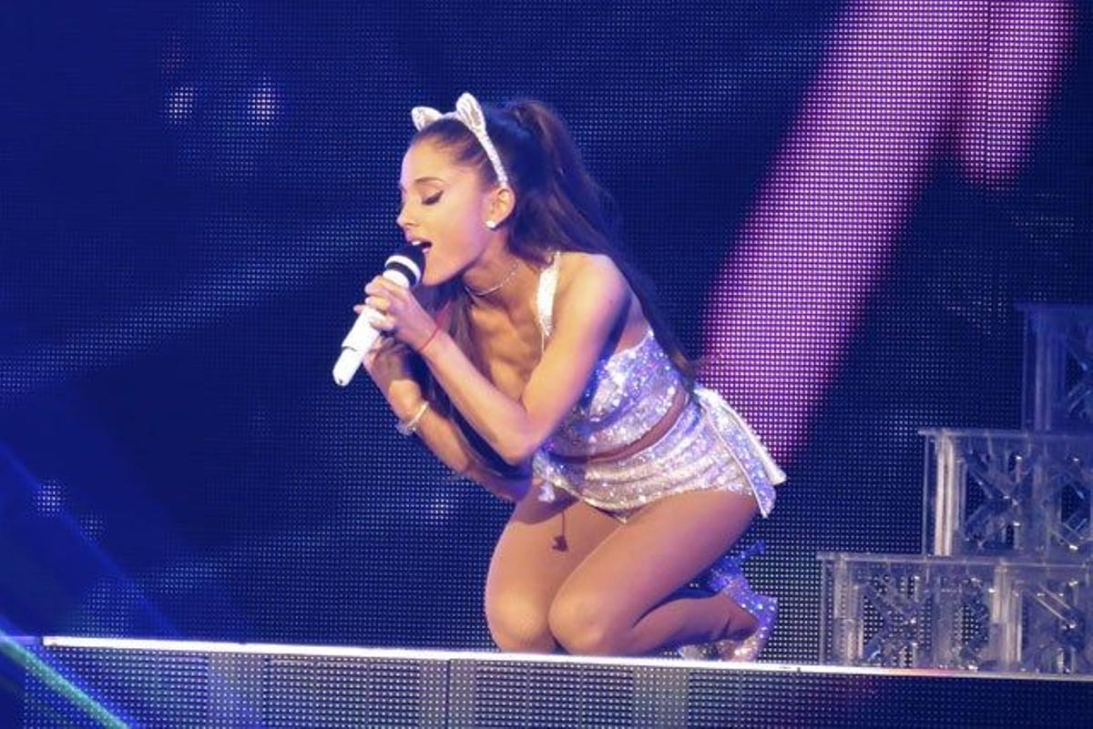 Ariana Grande con sus orejitas de gatita