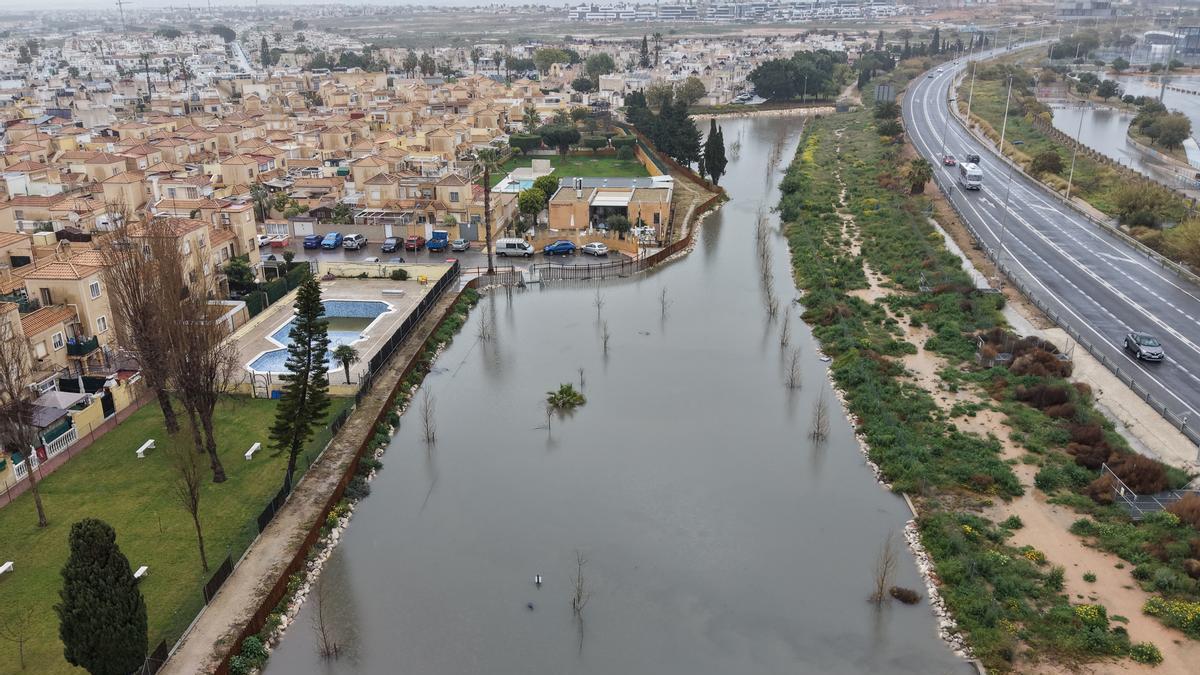 Foto: el parque inundable de Doña Inés se ha llenado y desbordado en Torrevieja / Vídeo: la carretera CV-940 entre San Miguel de Salinas y Los Montesinos, cortada por la lluvia