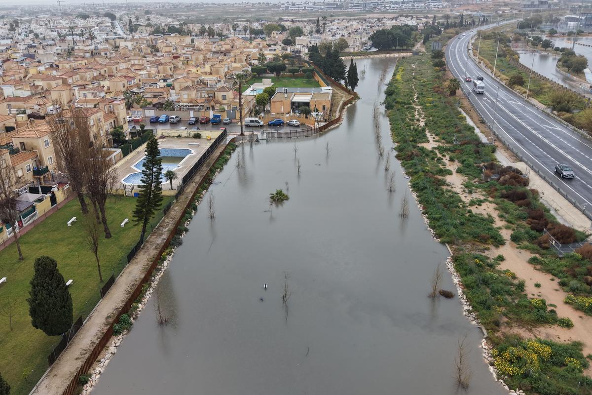 Imagen aérea de la balsa de laminación de Doña Inés colmatada en Torrevieja. La instalación tiene 14.000 metros cúbicos de capacidad y se ha desbordado tras la tormenta de 40 litros por metro cuadrado