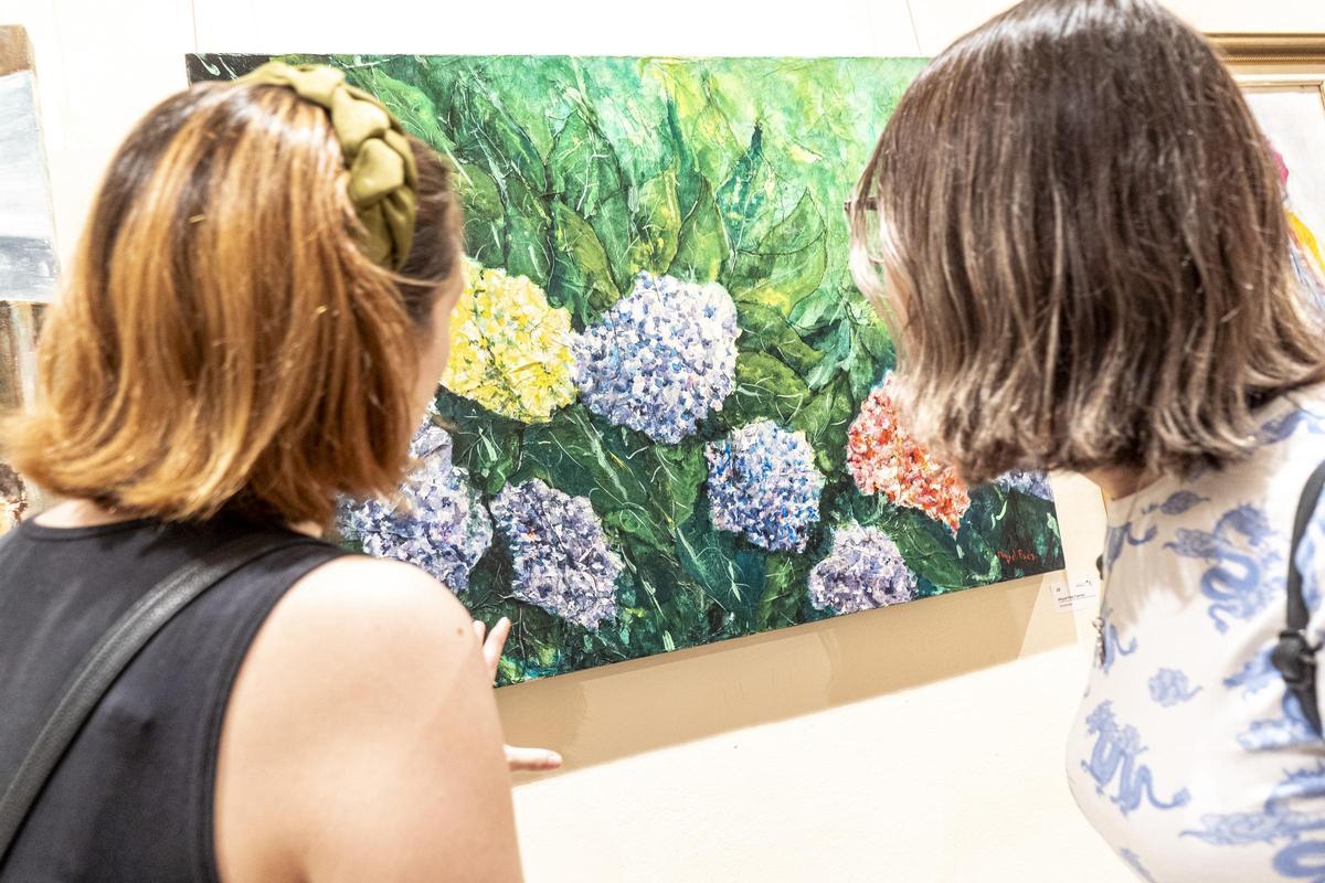 Dues dones contemplen una de les obres del Concurs d'Artistes Manresans de l'any passat