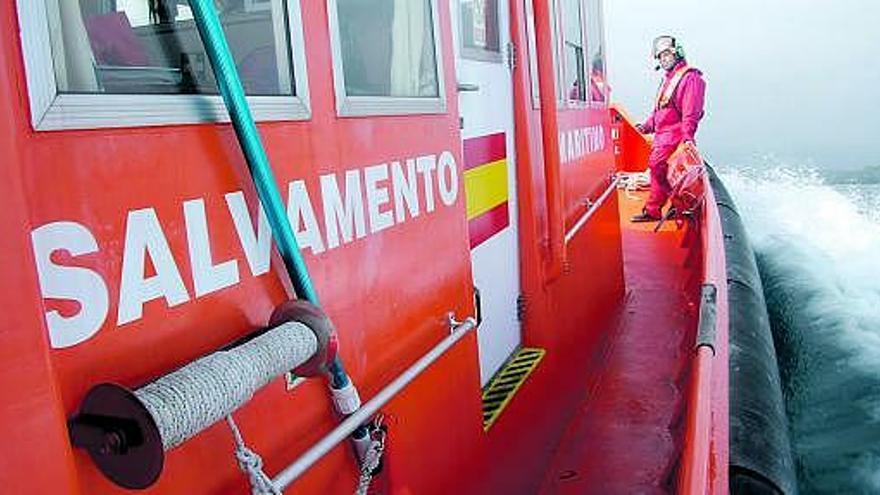 El marinero Juan Ramón Pérez, durante un ejercicio conjunto entre el «Helimer» y la lancha «Sant Carles», en Llanes.