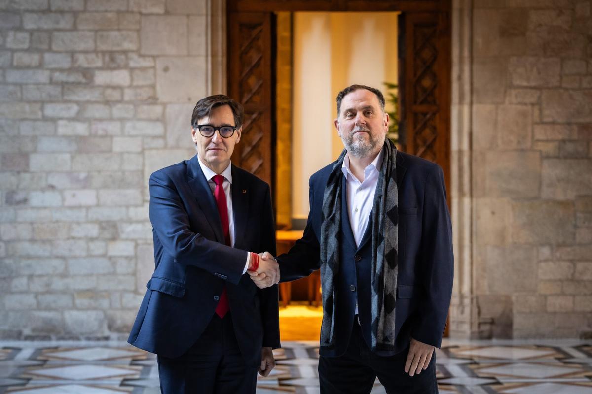 El president de la Generalitat, Salvador Illa, recibe al líder de ERC, Oriol Junqueras, en el Palau de la Generalitat.