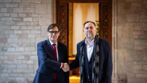 El president de la Generalitat, Salvador Illa, recibe el presidente de ERC, Oriol Junqueras, en el Palau de la Generalitat