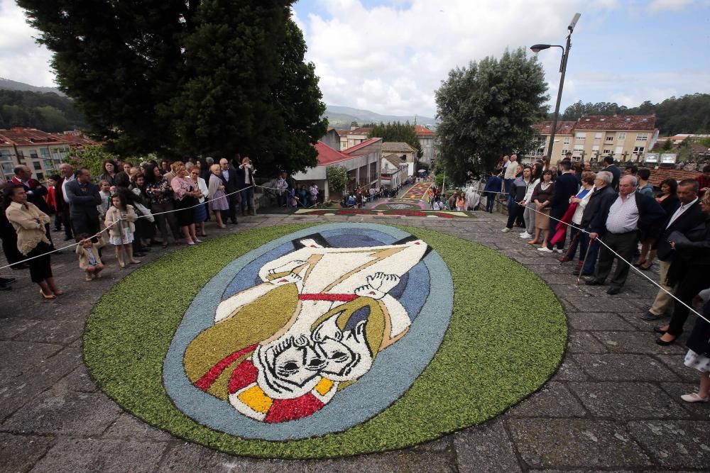 Las alfombras florales llegaron hasta las escaleras de San Benito, pero no las cubrieron