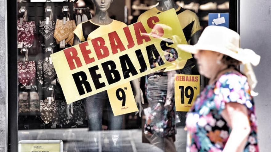 Los comercios de Santa Cruz ya exhibían ayer los carteles con descuentos.