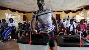 Un hombre vota en Monrovia.