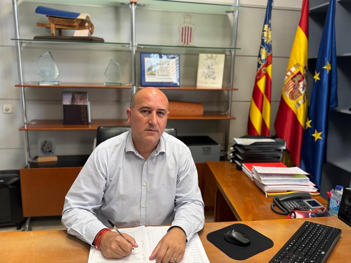 Paco Gómez, ya en su despacho de alcaldía en Massamagrell.