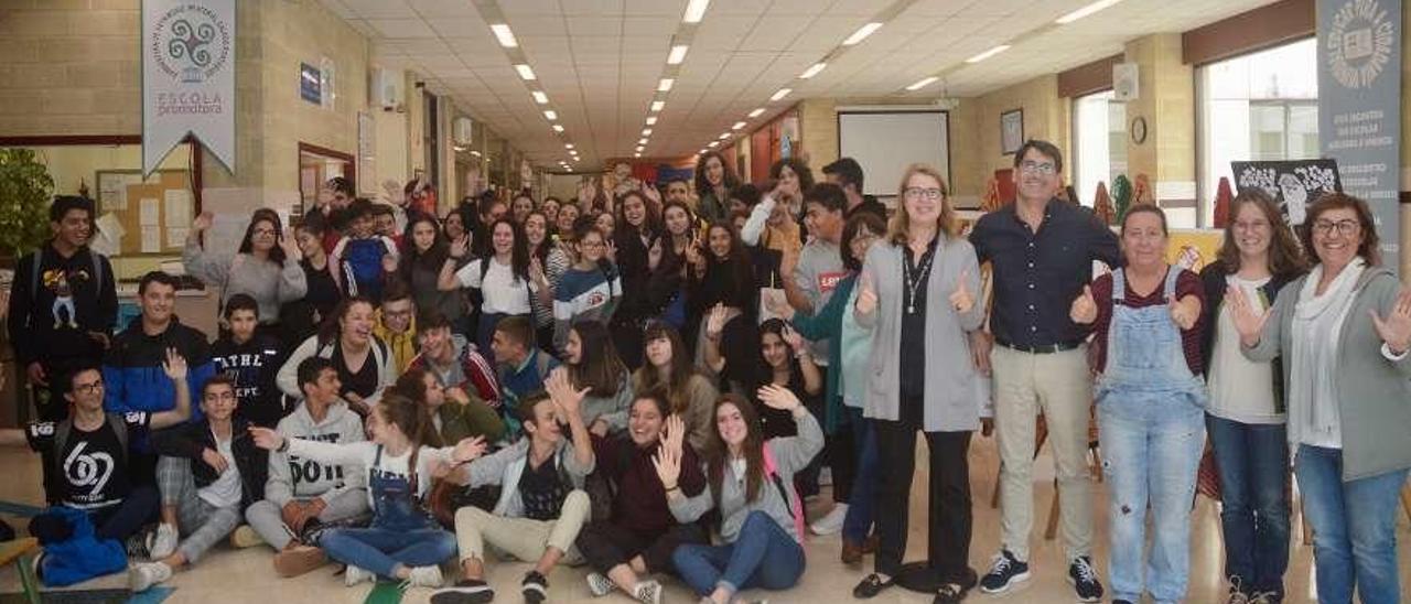 Profesores y alumnado celebran el aniversario ayer en el &quot;hall&quot; del centro en Monte Porreiro. // Rafa Vázquez