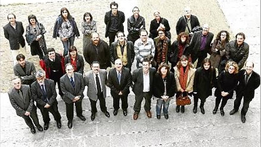 Una foto de família amb el conseller Tresserras, Enric Vilert i Roger Zamorano, i representants dels museus.