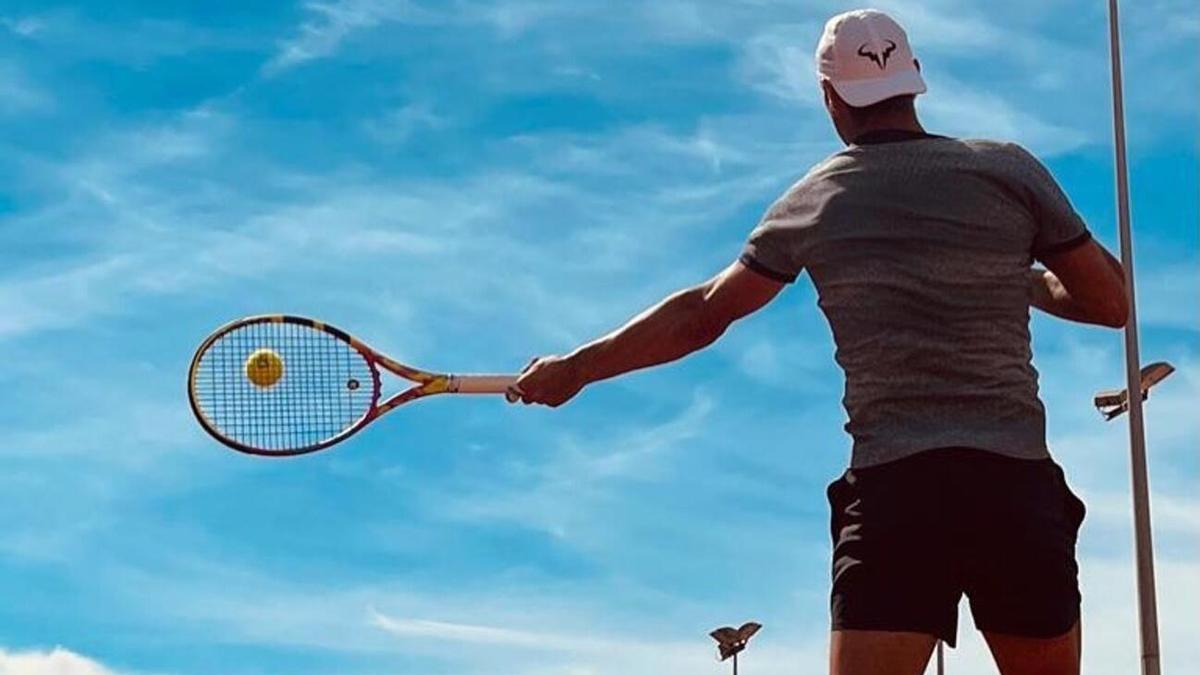 Nadal, entrenando en una de las pistas de su academia en Manacor