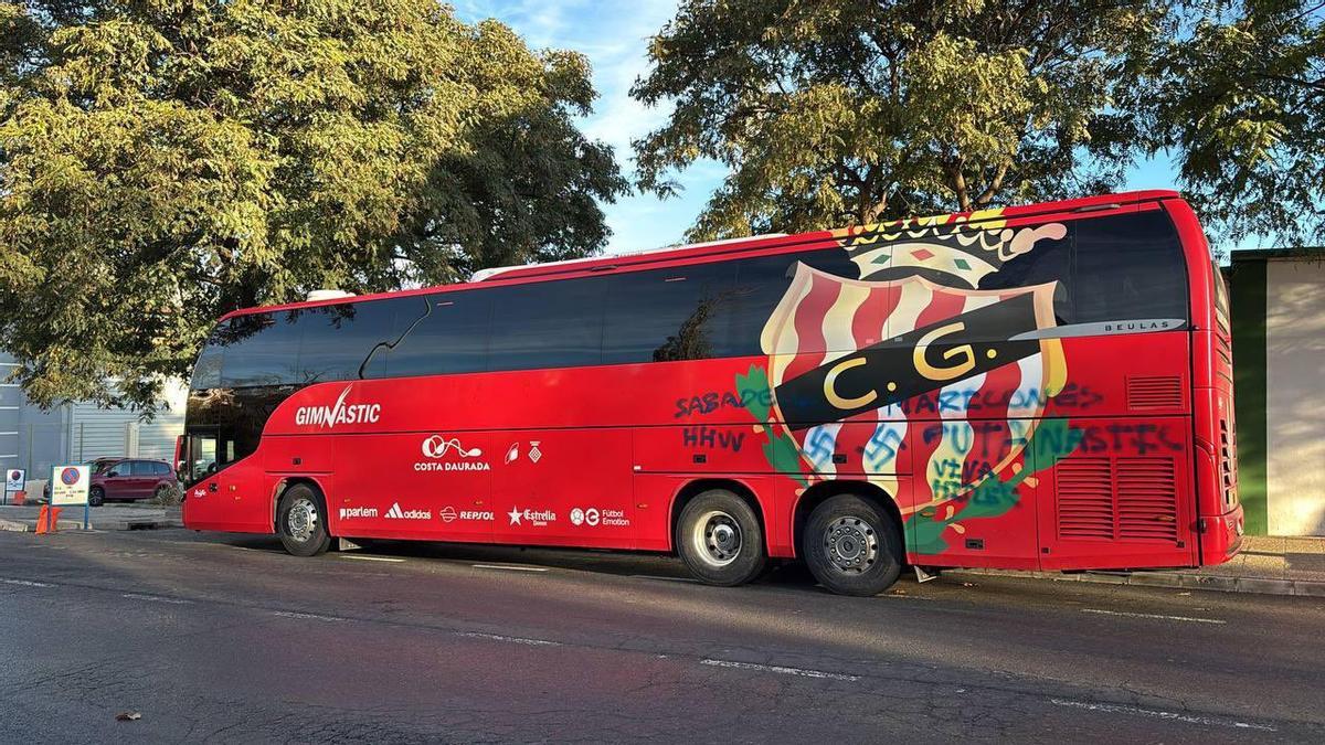 Así apareció el autobús del Nàstic de Tarragona en Antequera.