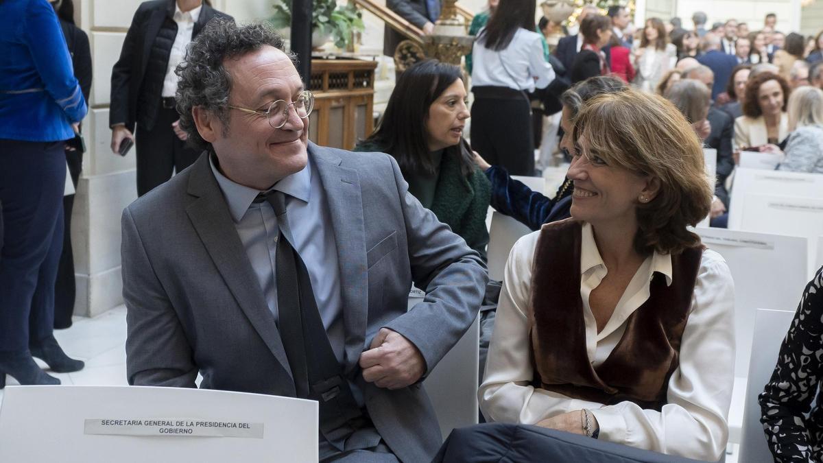 Los exfiscales generales del Estado Álvaro García Ortiz y Dolores Delgado García durante la toma posesión de la nueva Fiscal General del Estado, Teresa Peramato, en la Fiscalía General del Estado, a 11 de diciembre de 2025, en Madrid (España).