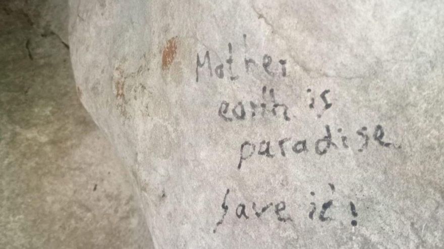 Denuncian pintadas en el Paraje Natural de El Torcal de Antequera