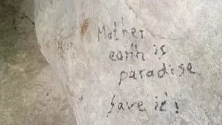 Denuncian pintadas en el Paraje Natural de El Torcal de Antequera