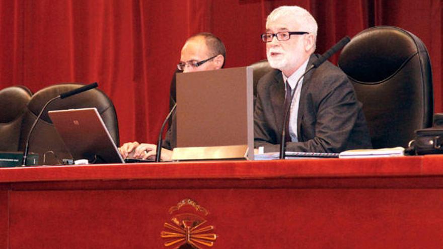 El rector Xosé Luis Armesto en el claustro de la UDC.