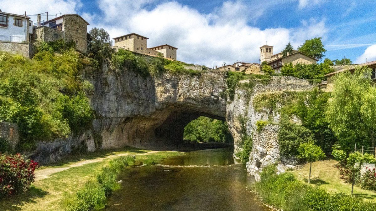 Así es el pueblo con un puente de piedra que parece sacado de un cuento.