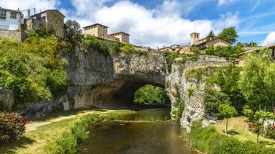El pueblo de Burgos sobre un puente natural: es imposible no enamorarse
