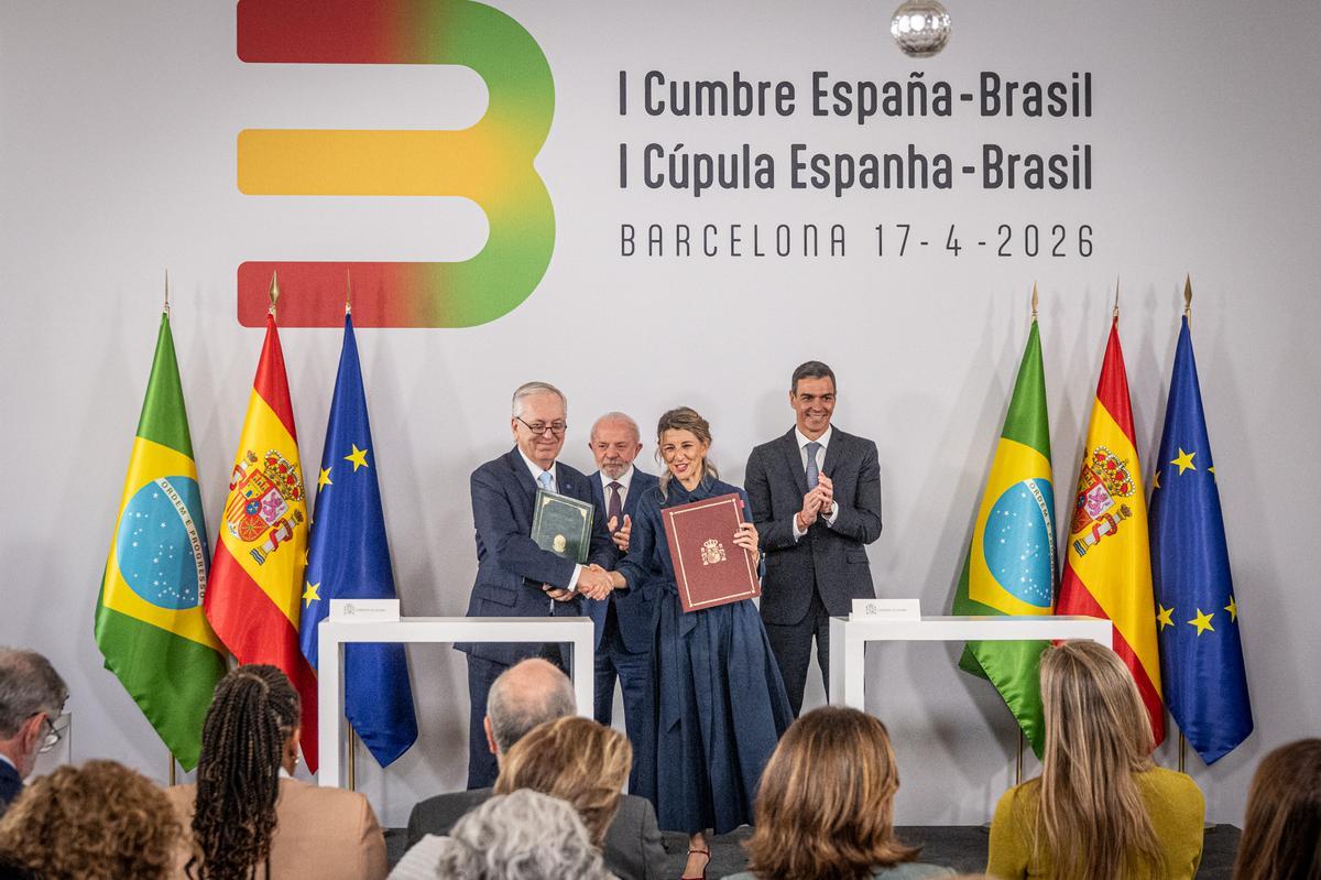 La vicepresidenta segunda del Gobierno, Yolanda Díaz, con el presidente Pedro Sánchez en el encuentro con Lula da Silva en Barcelona