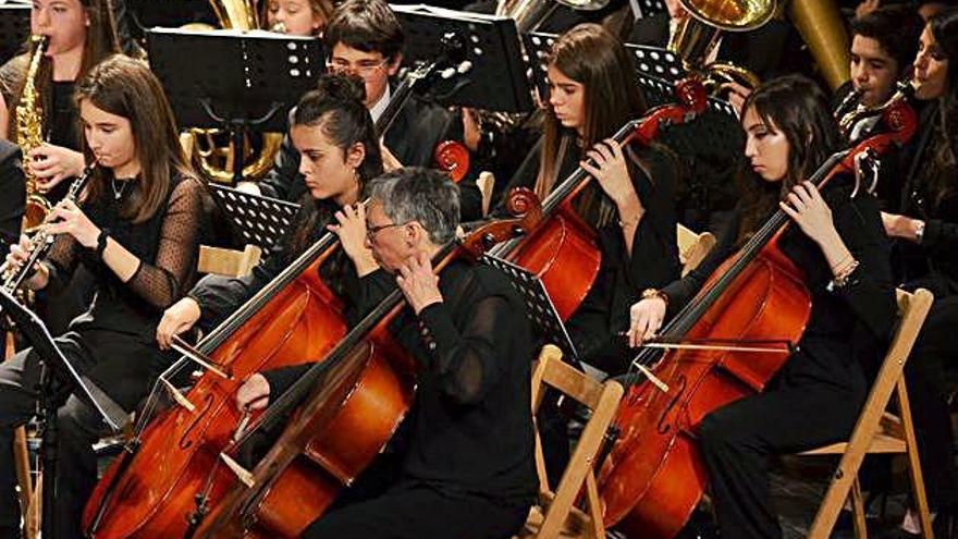 La Banda Maestro Lupi y la Coral La Turiela en concierto ponen en pie al público del Reina Sofía