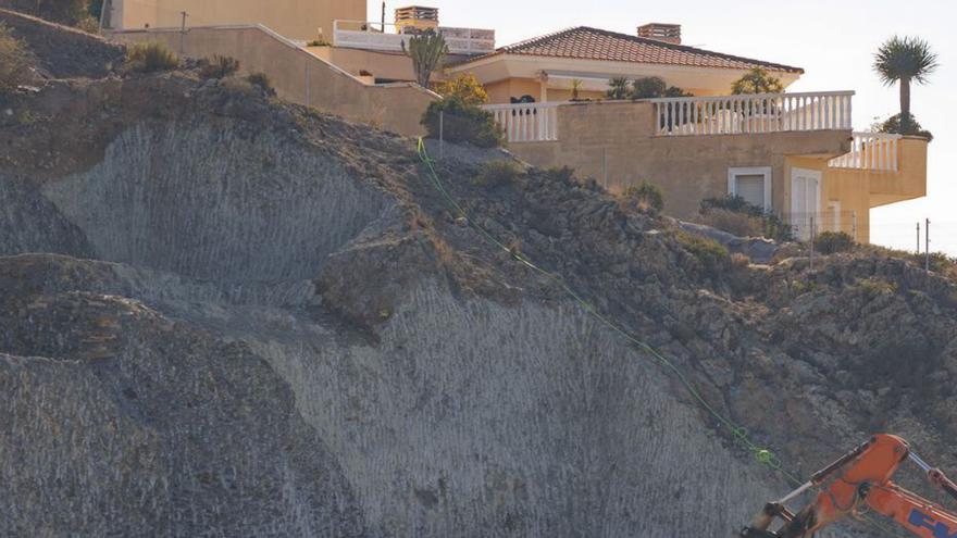 La roturación de la ladera de la Cala del Pino. | IVÁN URQUÍZAR