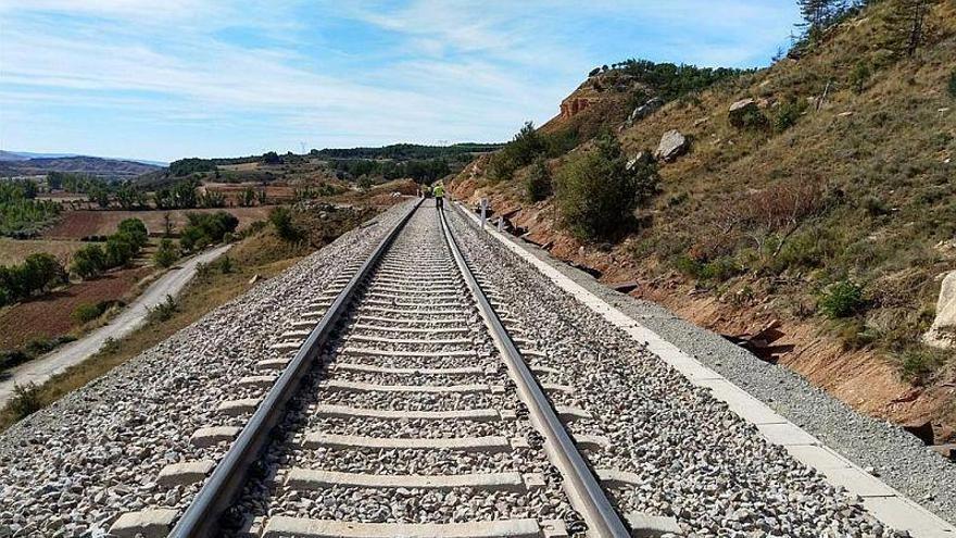 Adif licita por 51,53 millones las obras de instalación de la línea aérea en el tramo Zaragoza-Teruel