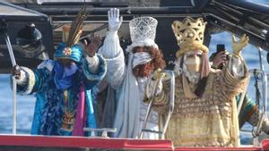 Los Reyes de Oriente en 2021, con la pertinente mascarilla, llegando al puerto de Barcelona.