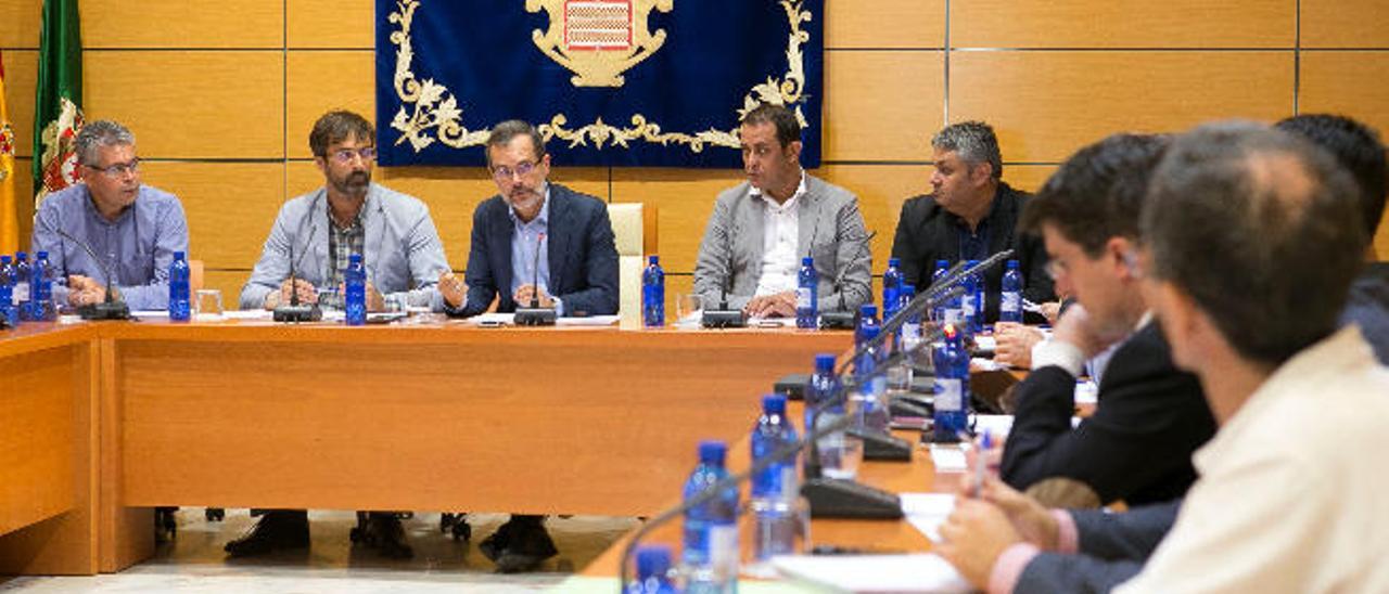 Un momento del encuentro entre los cabildos de Fuerteventura y Lanzarote, ayer en la capital majorera.