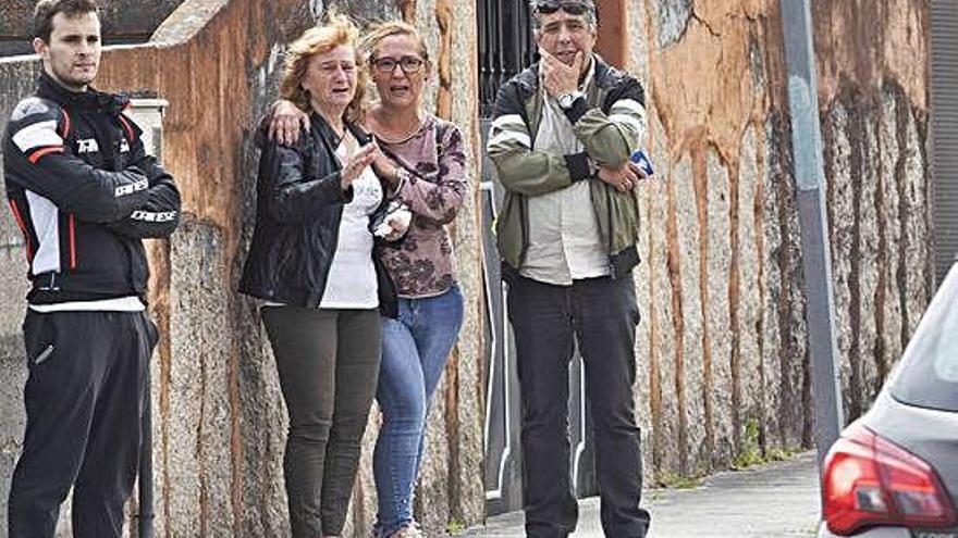 La madre de Jurgen, a la izquierda, junto a su pareja Antonio frente a los juzgados de O Porriño.