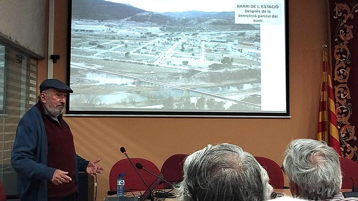 Josep Maria Mata-Perelló, amb una imatge projectada del barri de l'Estació enderrocat, durant la conferència