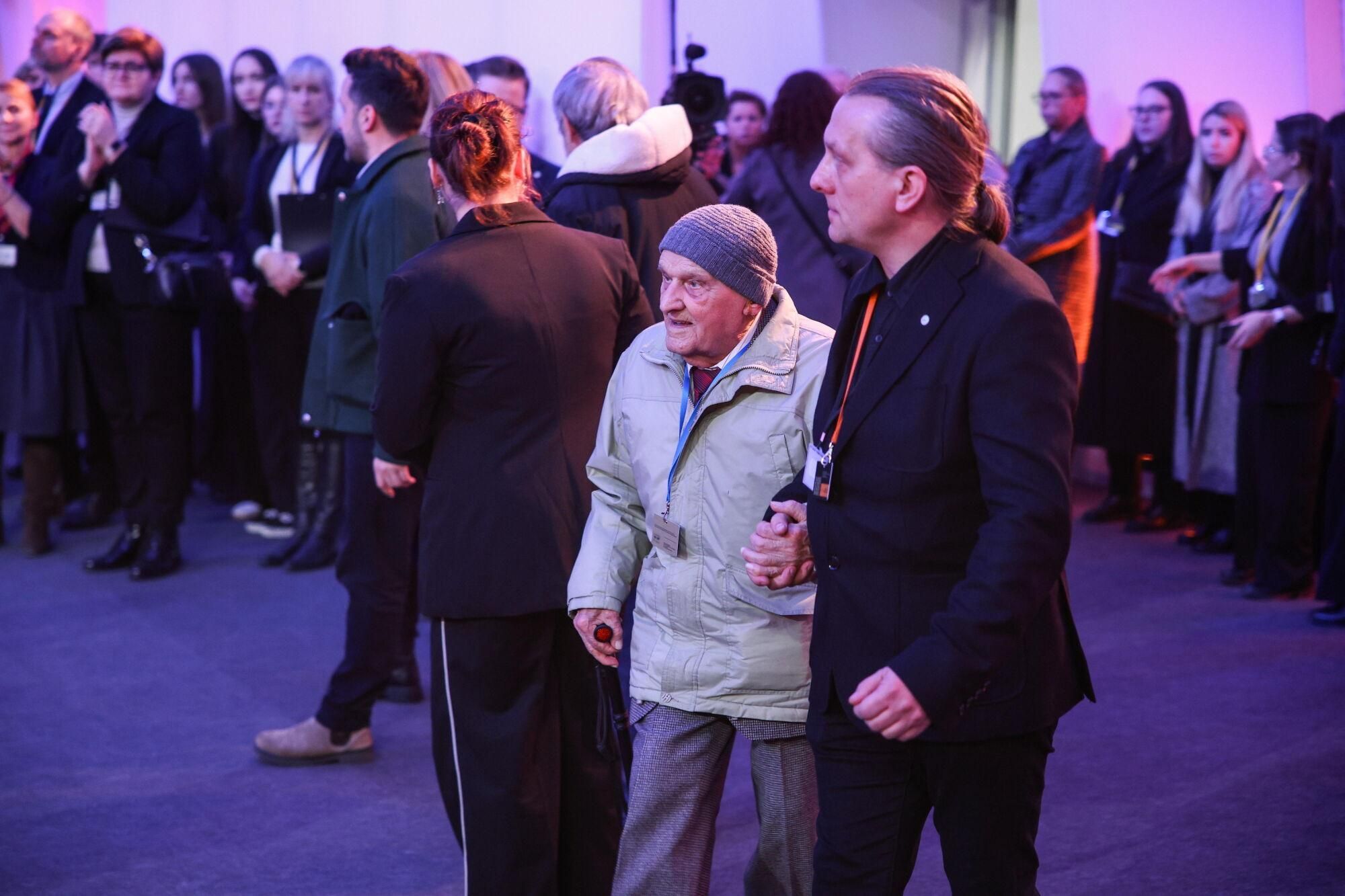 Brzezinka (Poland), 27/01/2025.- Former prisoners and their guests attend the main ceremonies commemorating the 80th anniversary of the liberation of the former German Nazi concentration and extermination camp KL Auschwitz-Birkenau in Oswiecim, Poland, 27 January 2025. The largest German Nazi extermination camp, KL Auschwitz-Birkenau, was liberated by the Red Army on 27 January, 1945. The world commemorates its liberation every year on January 27 as International Holocaust Remembrance Day. (Alemania, Polonia) EFE/EPA/LUKASZ GAGULSKI POLAND OUT. POLAND OUT