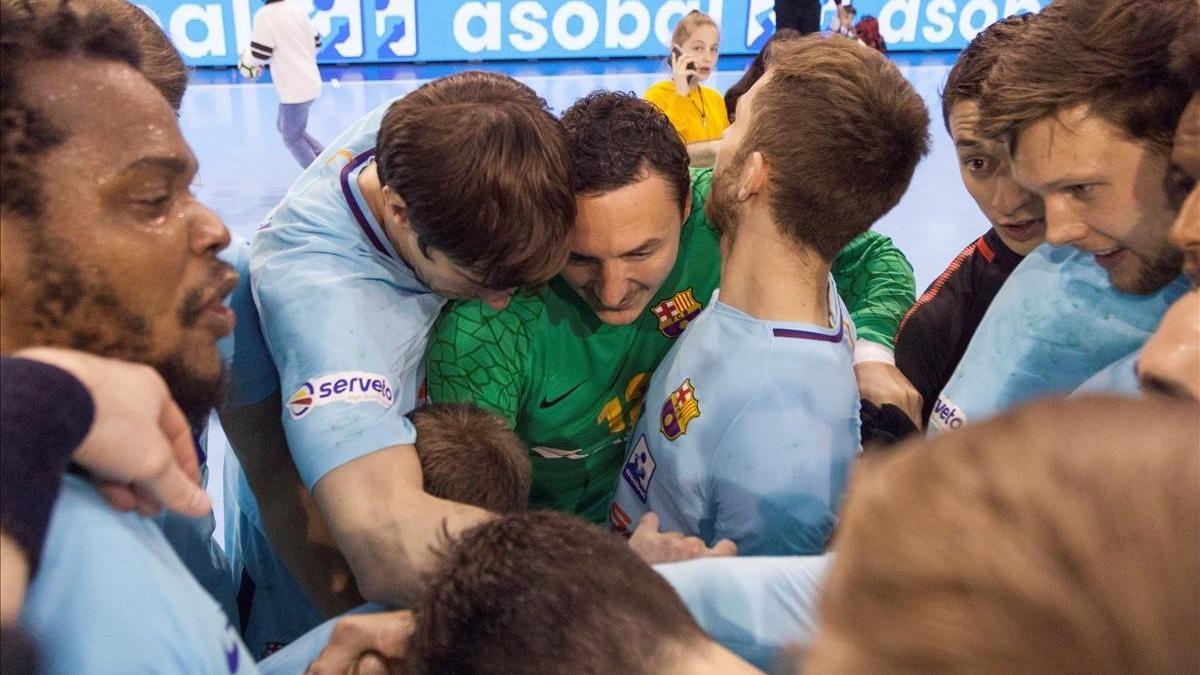 Los jugadores del Barça hacen piña tras conquistar la Liga en Cuenca el pasado miércoles