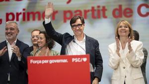 El líder del PSC y candidato del partido a la Presidencia de la Generalitat, Salvador Illa (c), durante el seguimiento de la jornada electoral de elecciones autonómicas de Cataluña, en la sede del PSC.