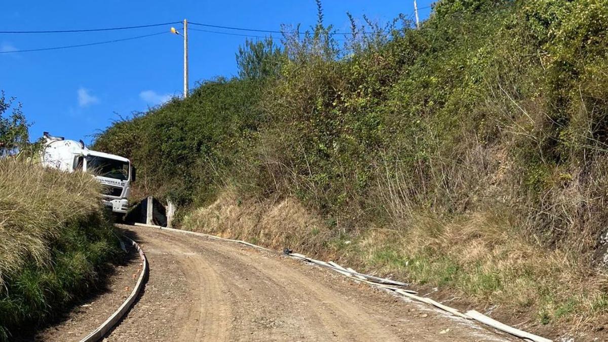 Un camión de obra, en la actuación que se lleva a cabo en Viciella. | A. P.