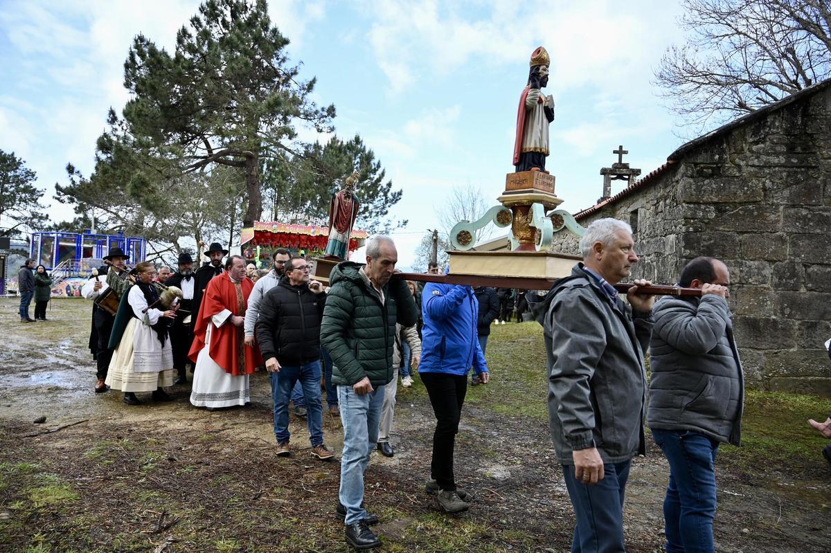 Un momento de la procesión en la romería de San Cibrán.