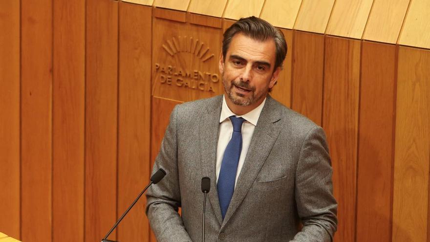 Calvo lleva al Parlamento su lista de agravios con Madrid sobre el transporte público y la oposición le devuelve el golpe: "No es un cóctel de incidencias, sino una borrachera"