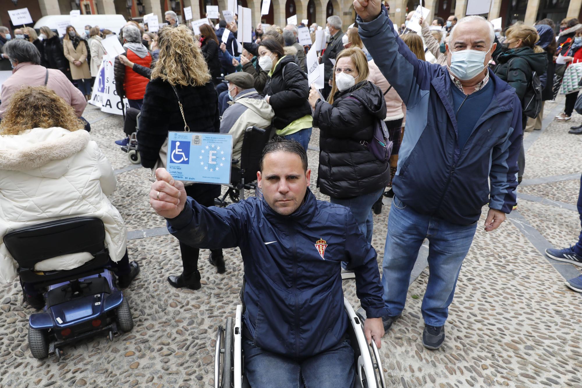 En imágenes: Concentración de personas con movilidad reducida contra la tarjeta ORA en Gijón