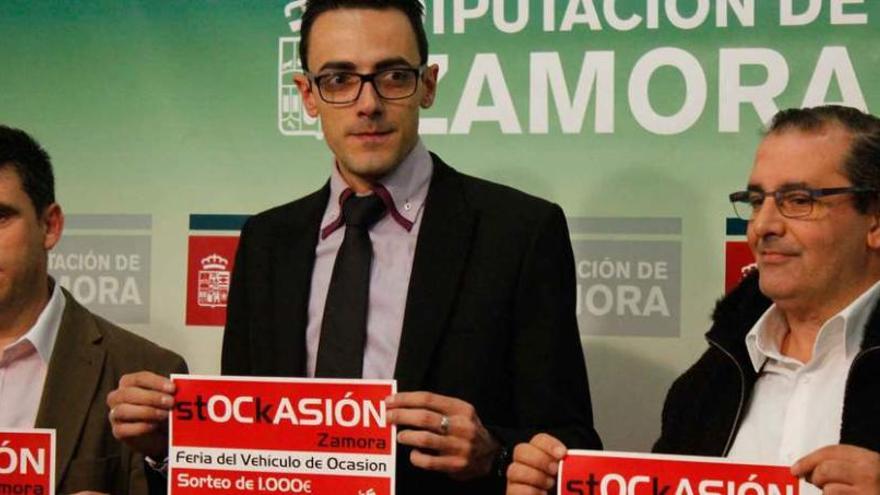 El organizador de la feria, Alberto López, junto al diputado Javier Pernía (izquierda) y el representante de Caja Rural Narciso Prieto, durante la presentación en la Diputación Provincial de la II Feria del Vehículo de Ocasión.