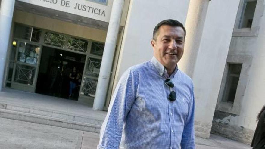 La juez imputa al exedil Llorens por contratos a empresas vinculadas a su hermano